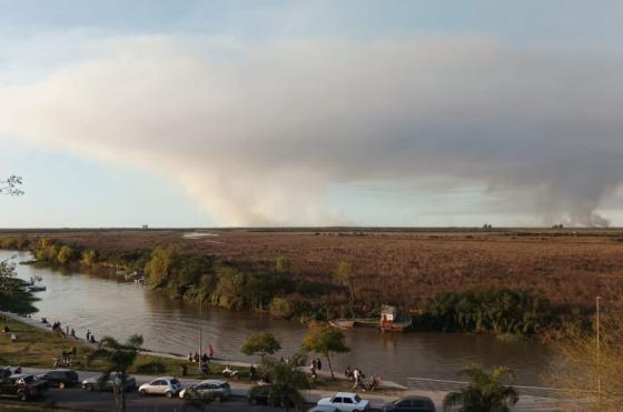 Existen varios focos de incendio en el Paran frente a San Nicols