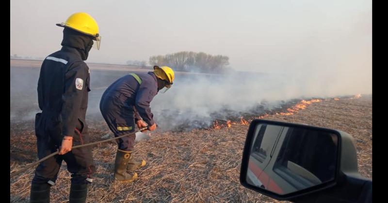 A diario hay muchas salidas de bomberos para trabajar en incendio de pastos en banquinas y campos