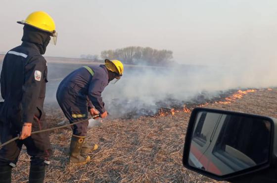 A diario hay muchas salidas de bomberos para trabajar en incendio de pastos en banquinas y campos