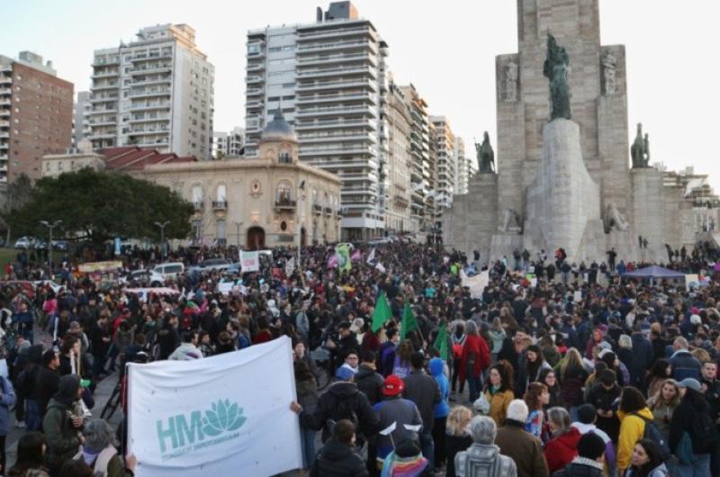 La protesta de los rosarinos se realizó en las inmediaciones del Monumento a la Bandera