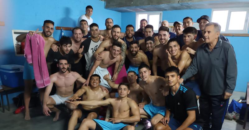 El plantel de Juventud celebra la obtención del Torneo Clausura luego de vencer a Leandro N Alem