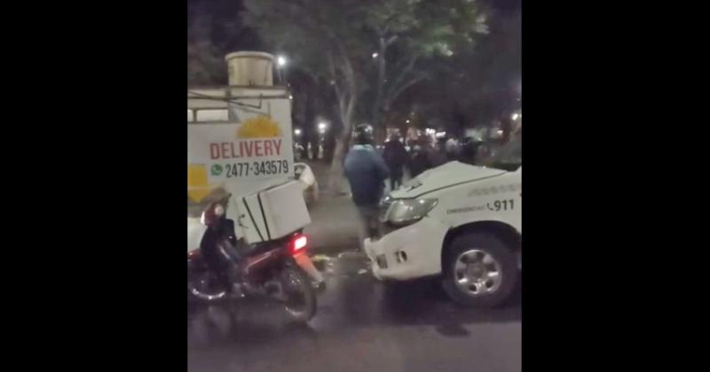 El móvil policial impactó con la parte trasera del carrito de comidas rpidas