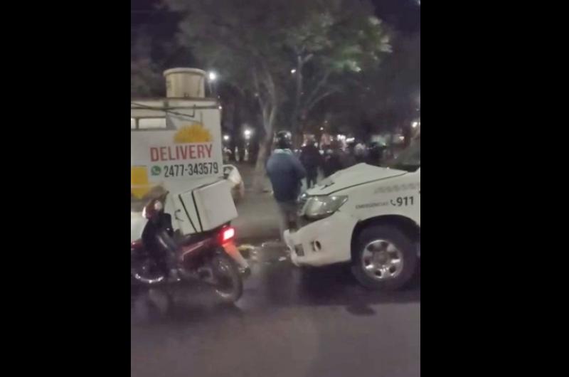 El móvil policial impactó con la parte trasera del carrito de comidas rpidas