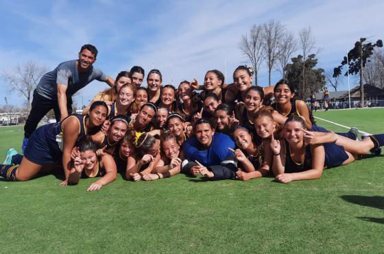 Juan Pablo Yabrón junto a las chicas que salieron campeonas e invictas