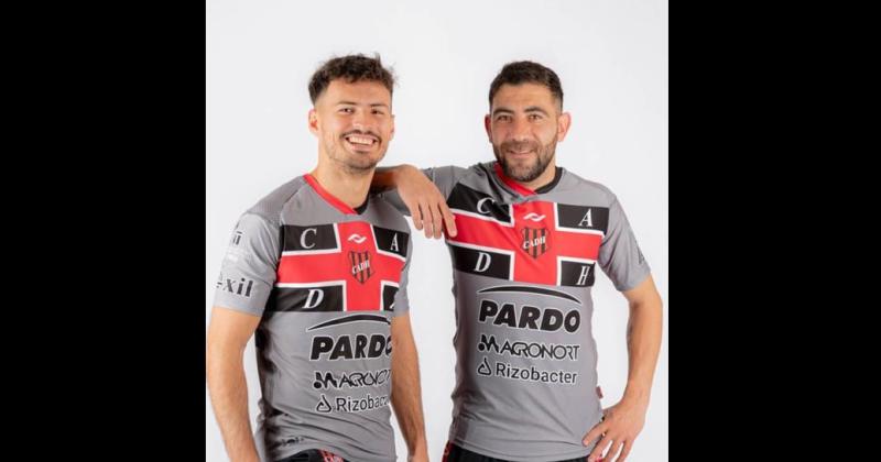 Rodrigo Caballuci y Pablo Mazza con la nueva camiseta del Rojinegro