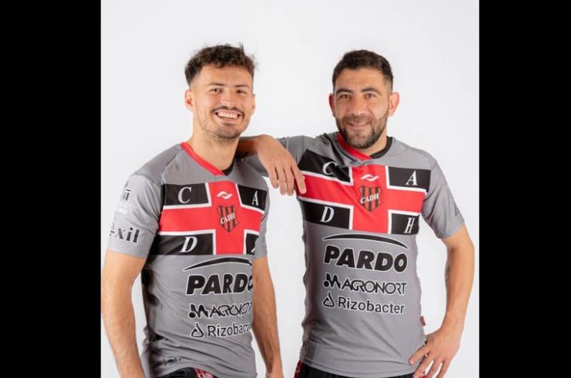 Rodrigo Caballuci y Pablo Mazza con la nueva camiseta del Rojinegro