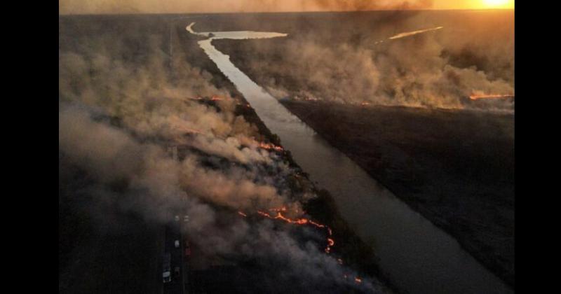 Vista aérea de la quema de terrenos en el Delta del Paran