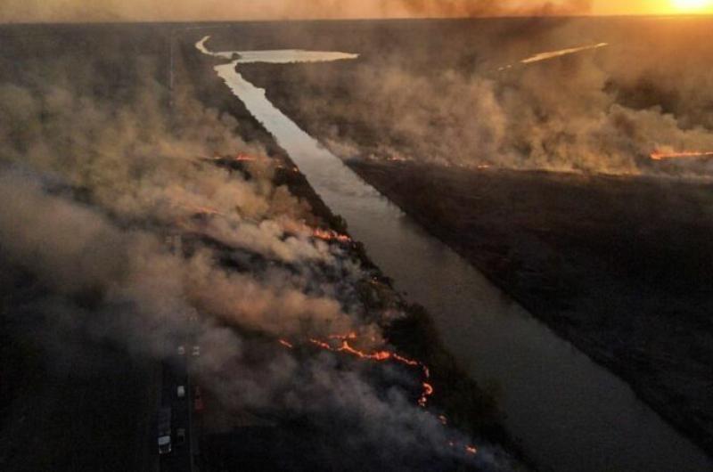 Vista aérea de la quema de terrenos en el Delta del Paran�