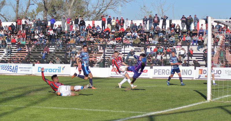 Favio Cabral convierte el segundo gol del Rojinegro tras el centro de Pablo Mazza