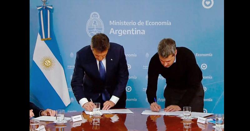 Sergio Massa y Matías Lammens durante la firma del acuerdo