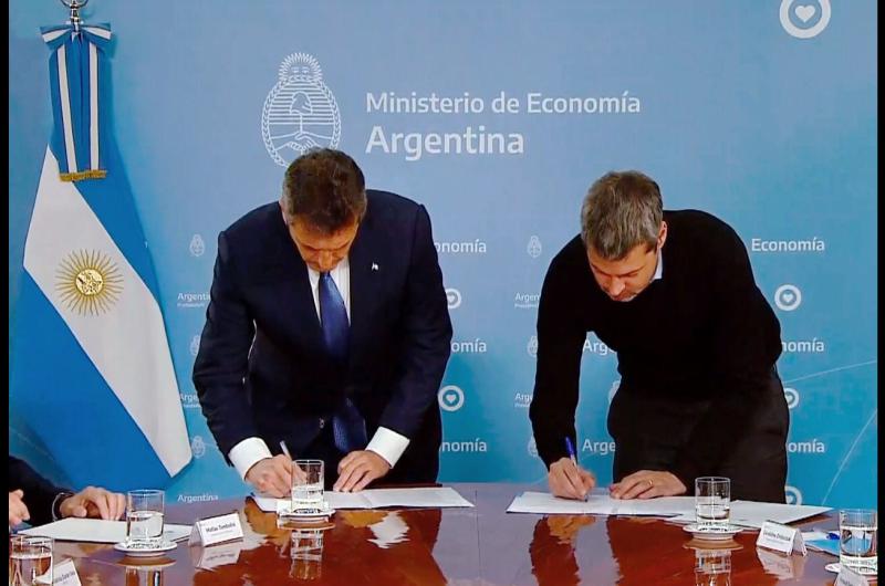 Sergio Massa y Matías Lammens durante la firma del acuerdo