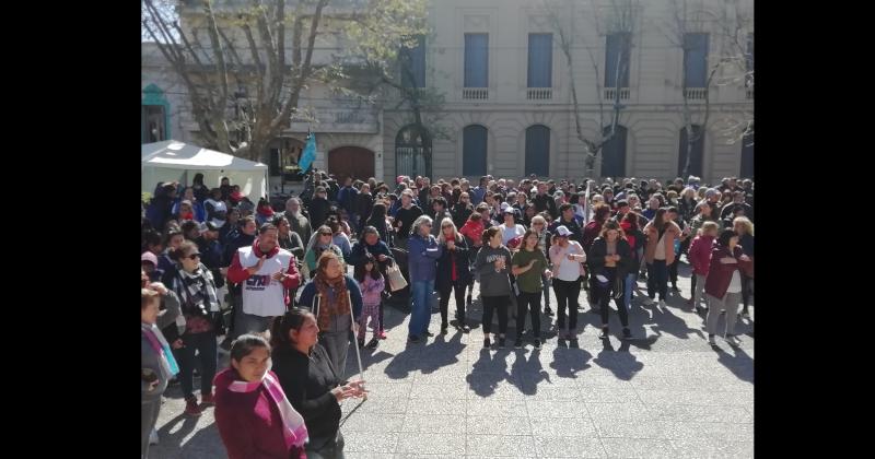 Manifestantes estuvieron en Plaza Merced mientras los concejales llevaron a cabo la sesión extraordinaria