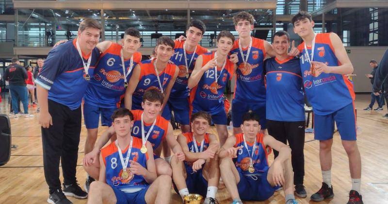 El U17 de Pergamino campeón de la Copa Buenos Aires en la premiación