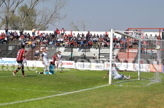 Robertino Seratto convierte el gol que le dio a Douglas tres valiosos puntos en su carrera por la clasificación