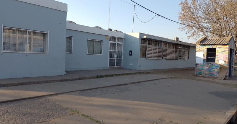La Escuela Primaria N° 42 en la esquina de Barranca del Paran y Solís