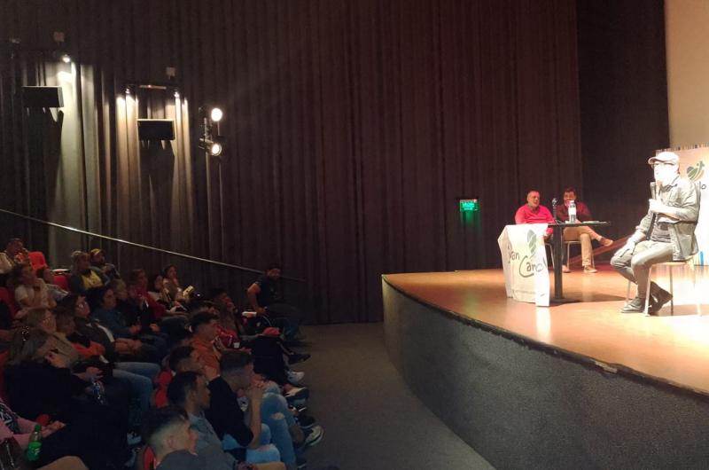 La charla debate de la que participaron Gastón Pauls y César Tapia se desarrolló en la Sala Roja de Cinema