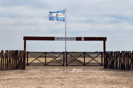 El ingreso al campo de actividades ecuestres y sociales del Fortín Pergamino