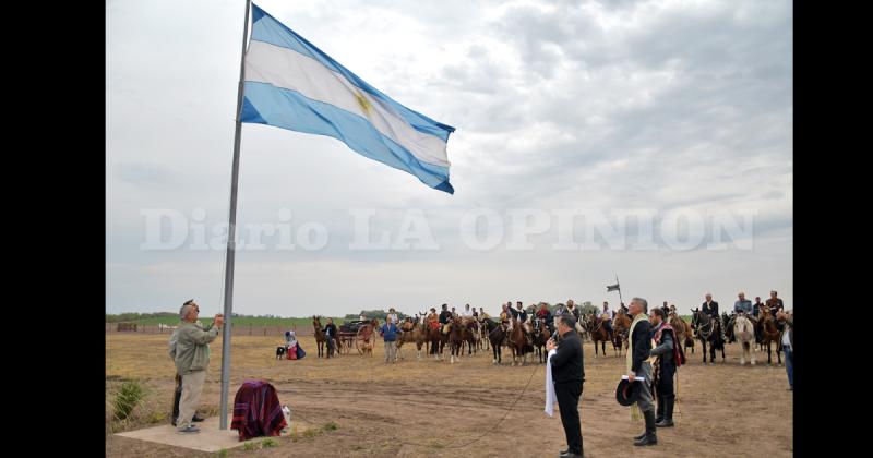 Guillermo Godoy junto a Amadeo Deferrari izaron la bandera mientras se entonaron las estrofas del Himno