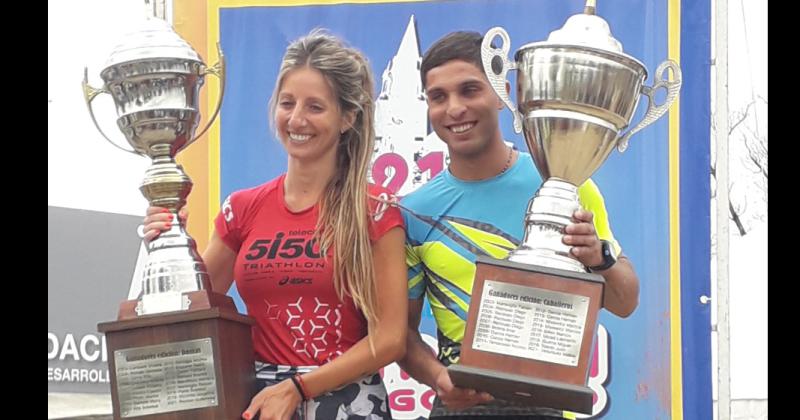 Brenda Bernard y Enzo Fernndez los ganadores de los 21K en el podio con la Copa Challenger Meneco Cottet