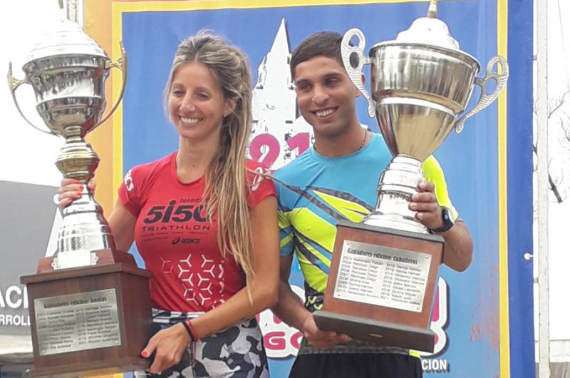 Brenda Bernard y Enzo Fernndez los ganadores de los 21K en el podio con la Copa Challenger Meneco Cottet