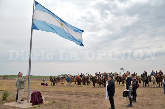 Guillermo Godoy junto a Amadeo Deferrari izaron la bandera mientras se entonaron las estrofas del Himno