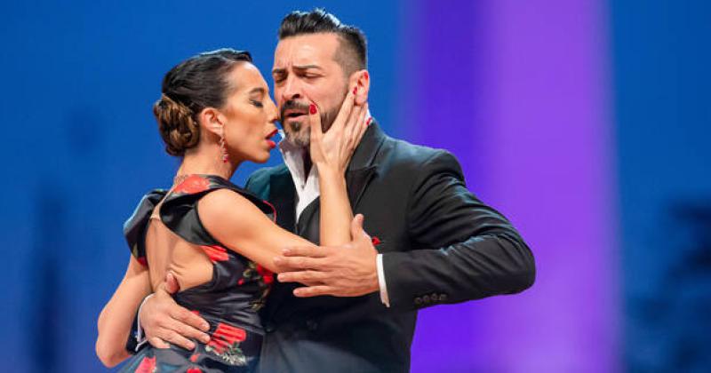 Ricardo Astrada y Constanza Vieyto la pareja ganadora en la categoría Tango Escenario 2022