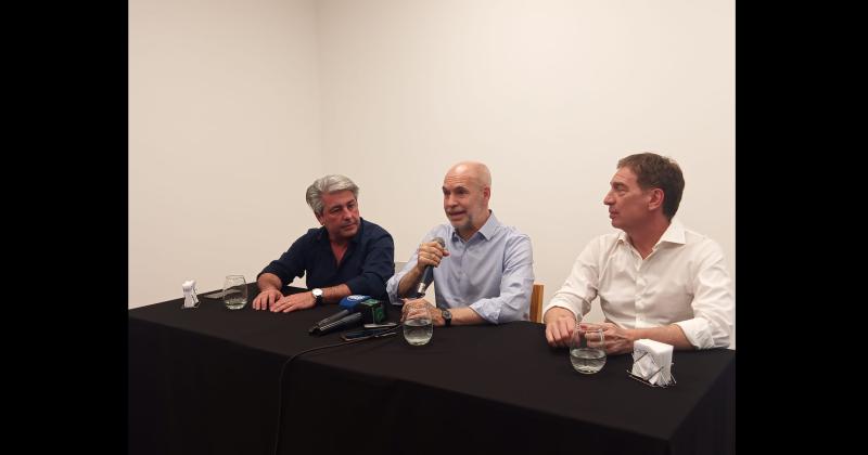 Junto a Martínez y Santilli Larreta brindó una conferencia de prensa 