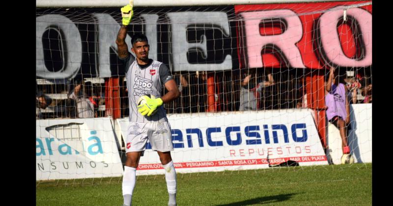 Juan Ignacio Carrera festeja que detuvo el penal que podía haber sido el empate