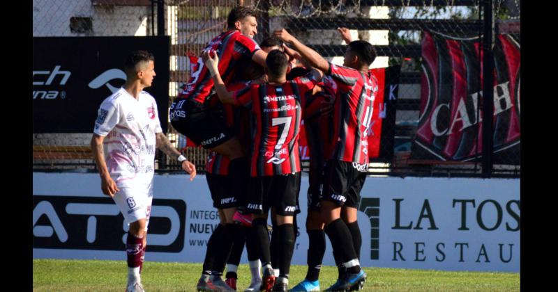 Pepe Albornoz anotó el único tanto del encuentro y celebró con sus compañeros