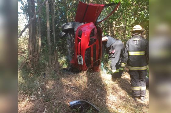 El vehículo termino volcando e impactó contra un rbol en la banquina