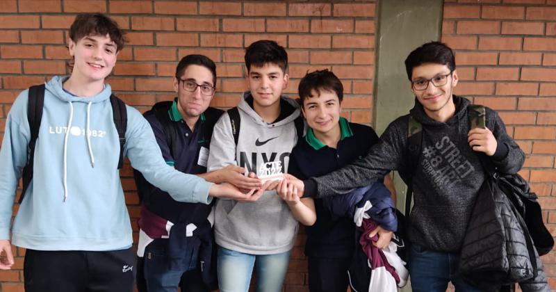 Los alumnos de 5to B del Colegio del Huerto con la distinción lograda en Salto por su proyecto Veo veo qué ves