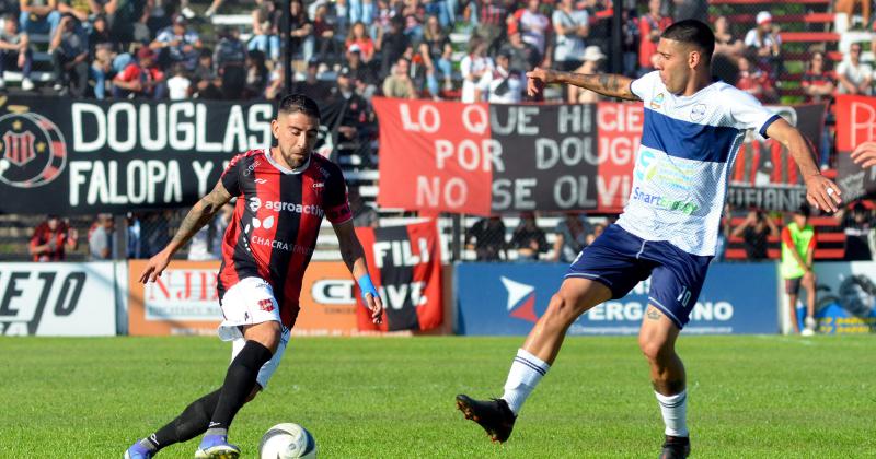 Douglas empatoacute con San Martiacuten y enfrentaraacute a Ciudad de Boliacutevar en los octavos de final