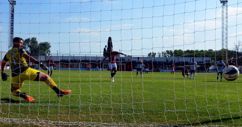 Raúl Albornoz convierte de penal el gol del empate de Douglas Haig ante San Martín de Formosa