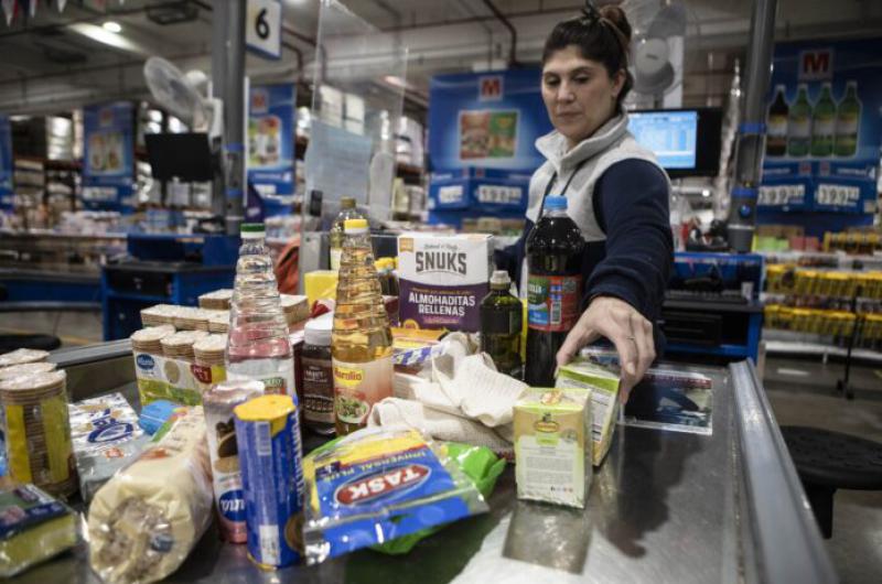 Una trabajadora cobrando productos en la zona de cajas de un supermercado