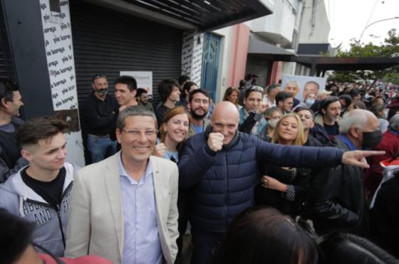 El economista José Luis Espert junto a vecinos