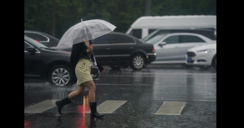 Una ciudadana camina bajo la lluvia