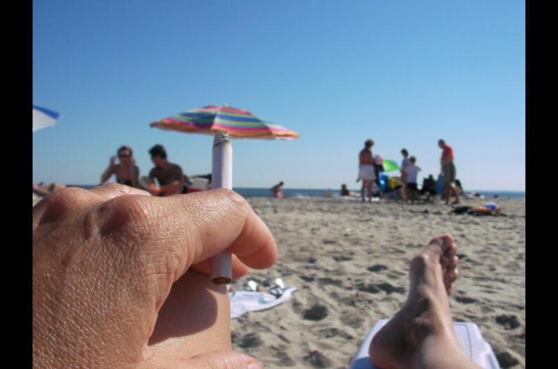 Si hay pucho hay multa- se viene un verano complicado para los fumadores en Mar del Plata