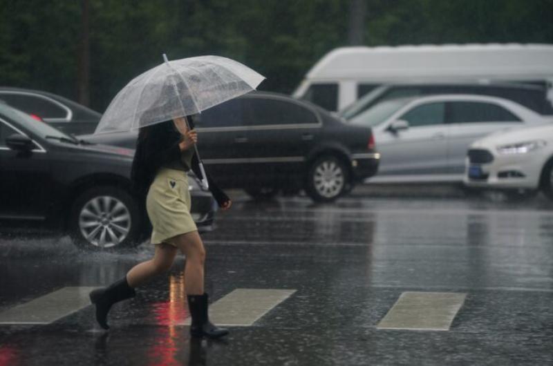 Una ciudadana camina bajo la lluvia