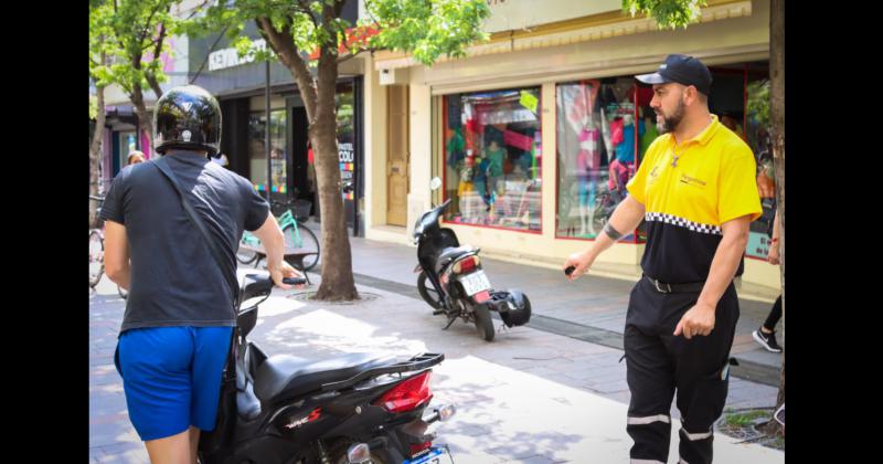 Inspectores de trnsito recorren las calles céntricas para dialogar con conductores de motos