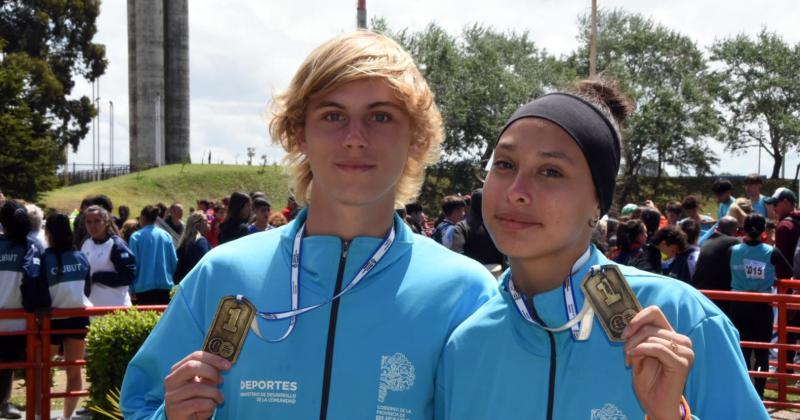 Juan Flageat y Denise Vega con las medallas logradas en Mar del Plata