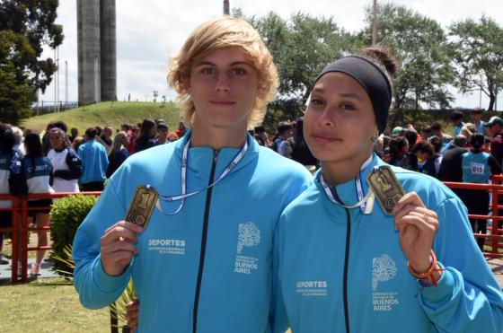 Juan Flageat y Denise Vega con las medallas logradas en Mar del Plata