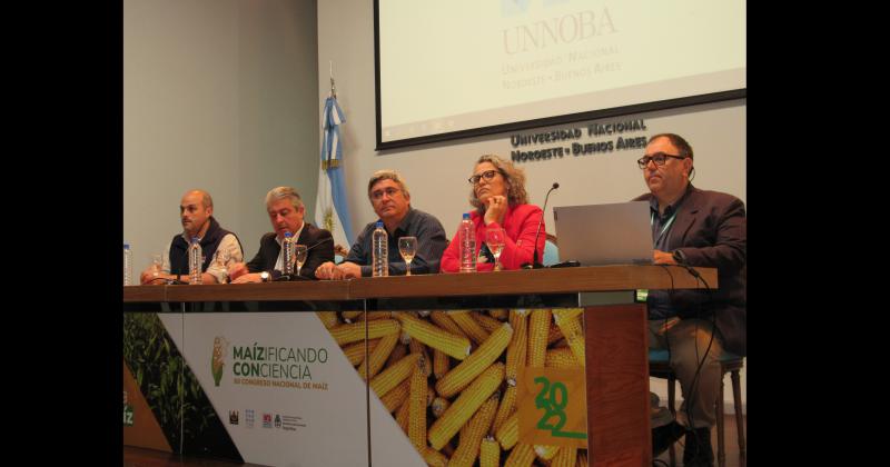 Autoridades y organizadores durante la apertura del Congreso Nacional de Maíz que comenzó hoy