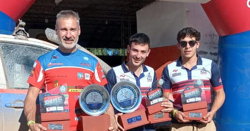 Eduardo Lastra Joaquín Debeljuh y Rocco Taruselli con los trofeos logrados por el JDT Racing Team en Chepes