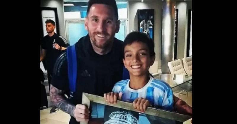 Juani junto a su ídolo Leo Messi