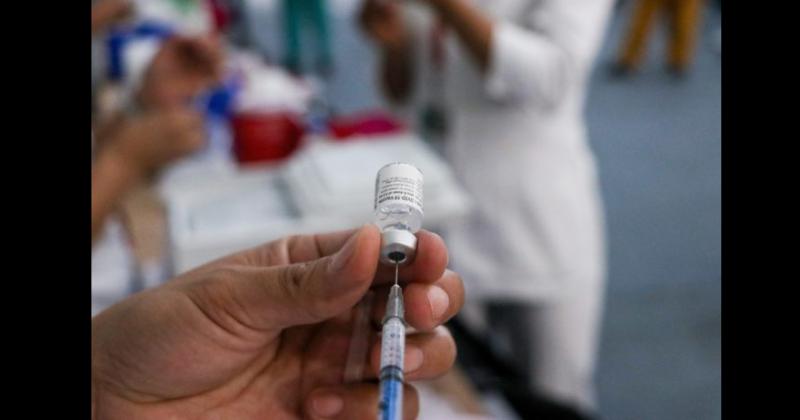 Una trabajadora de la salud prepara una dosis de una vacuna