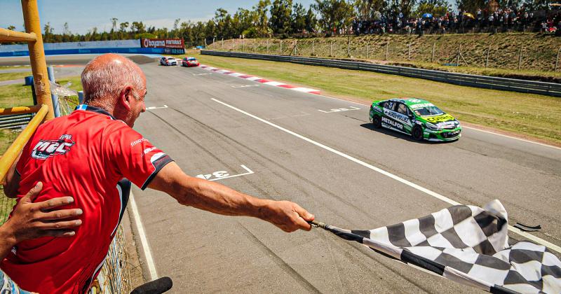 Daniel Caluch tuvo el privilegio de bajar la bandera para que su auto sea campeón