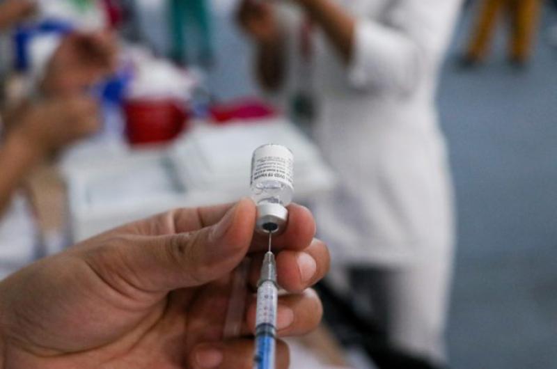 Una trabajadora de la salud prepara una dosis de una vacuna