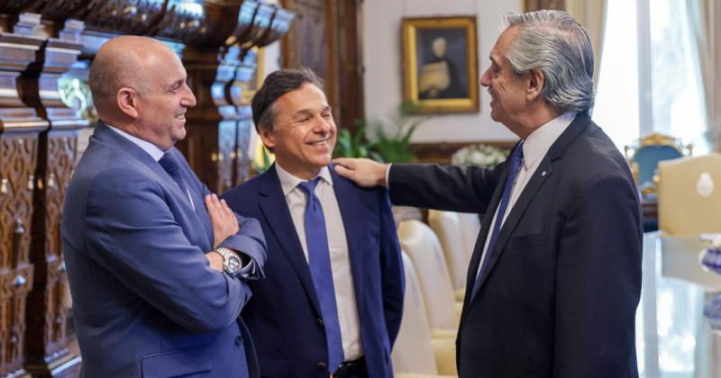El ministro saliente Alexis Guerrera junto a su reemplazante Diego Giuliano y el presidente Alberto Fernndez