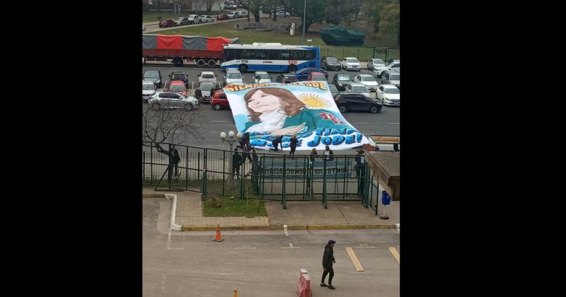 Un cartel de apoyo a Cristina Kirchner frente a los tribunales de Comodoro Py cuando se desarrollaron los alegatos en la causa Vialidad