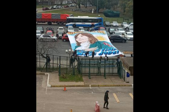 Un cartel de apoyo a Cristina Kirchner frente a los tribunales de Comodoro Py cuando se desarrollaron los alegatos en la causa Vialidad